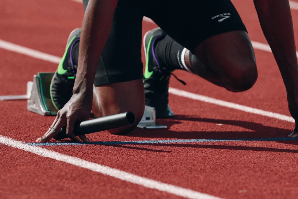 corredor de atletismo en posicion de partida con zapatillas nike