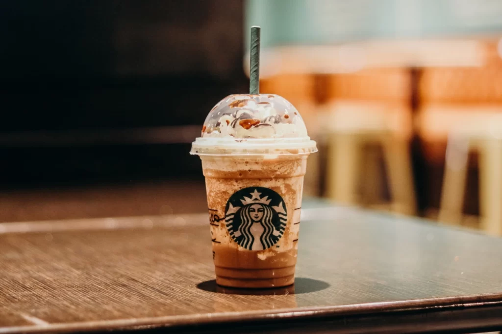 frapuccino de starbucks sobre una mesa