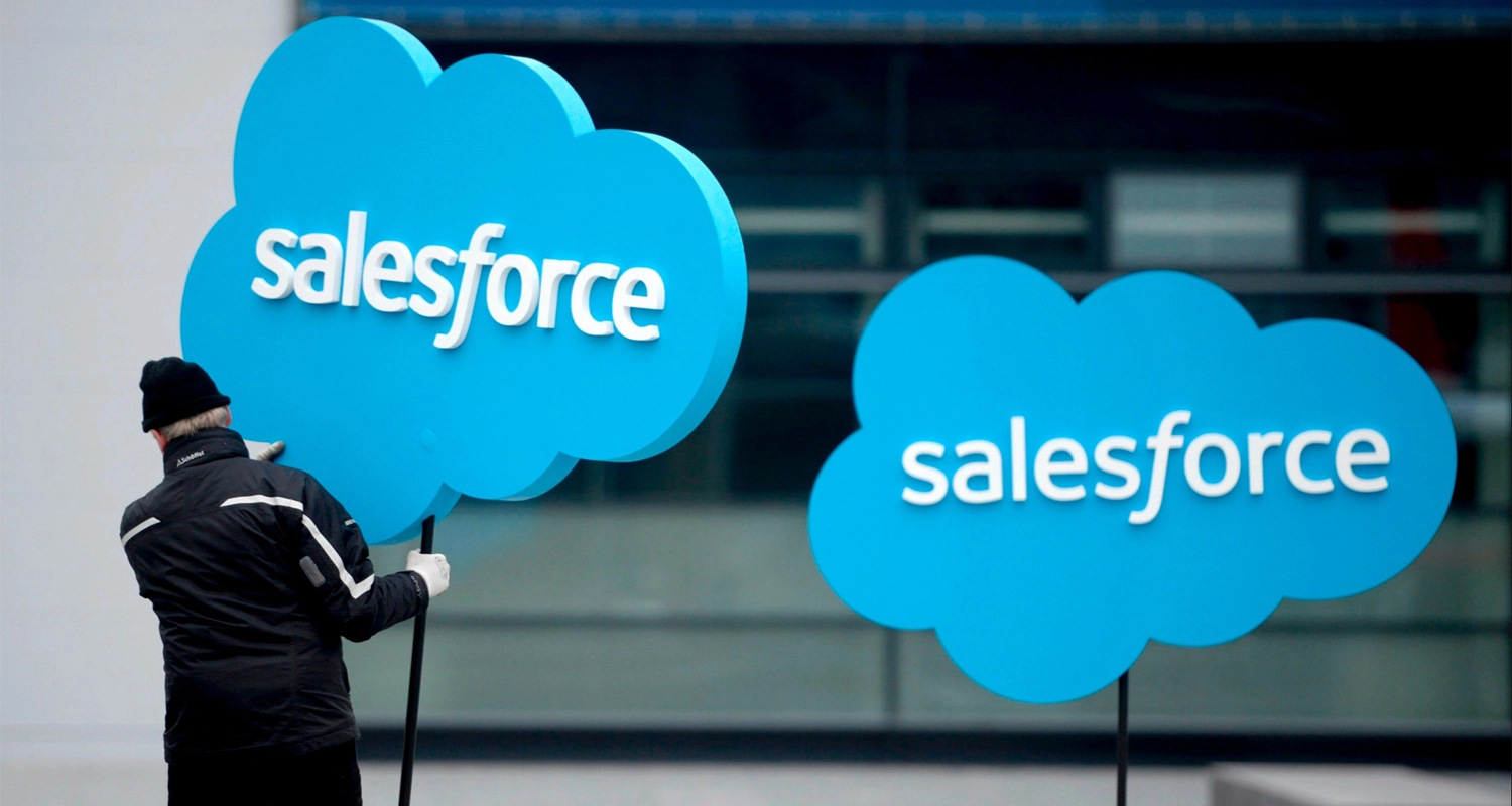 un hombre acomodando logos de salesforce