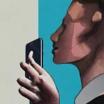 una persona hablando mediante su smartphone