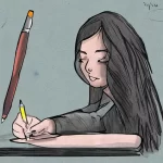 una mujer escribiendo en un escritorio